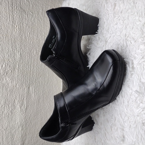 Clarks Bendables Black Leather Square Toe Side Zip Mid Blocked Heel Bootie Shoe - Picture 2 of 16